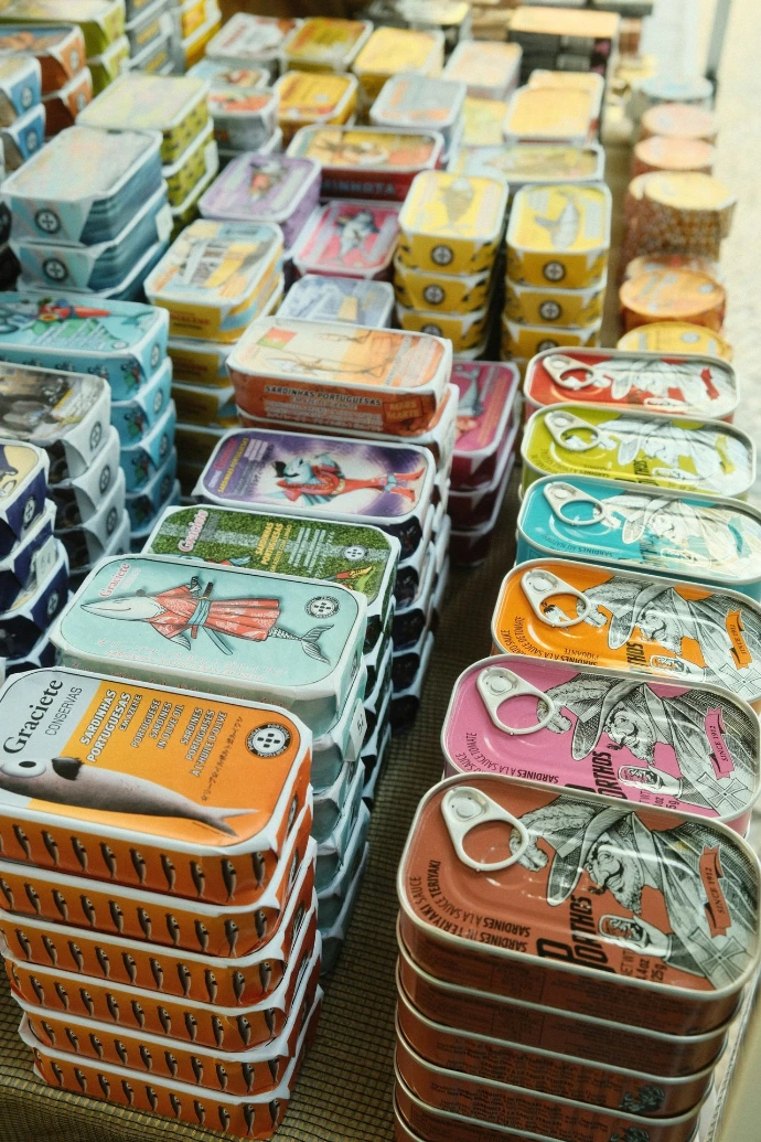 A table topped with lots of boxes of food